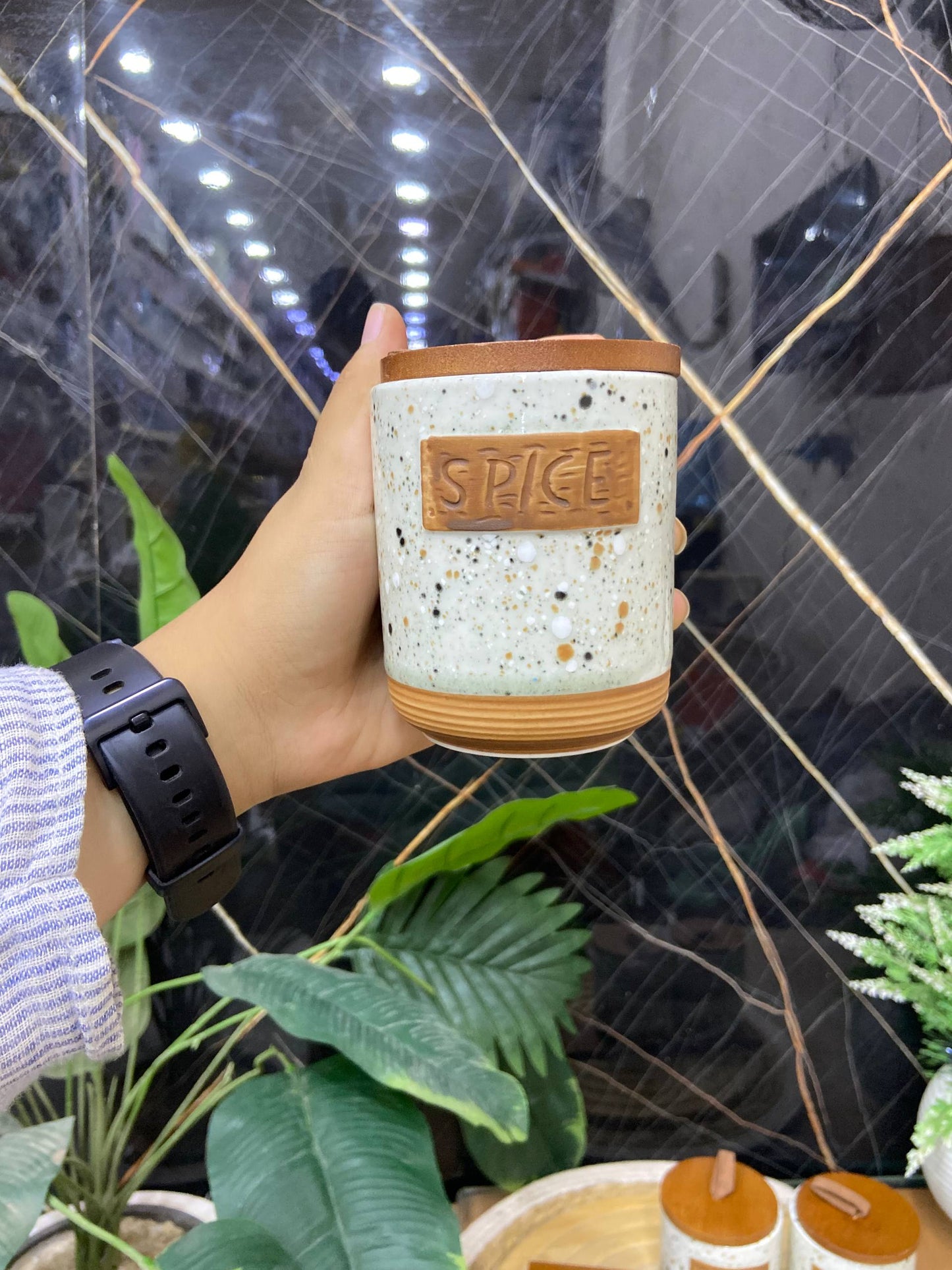 طقم توابل بورسلين - 3 قطع مع قاعدة خشبية (نقشة ريفية)