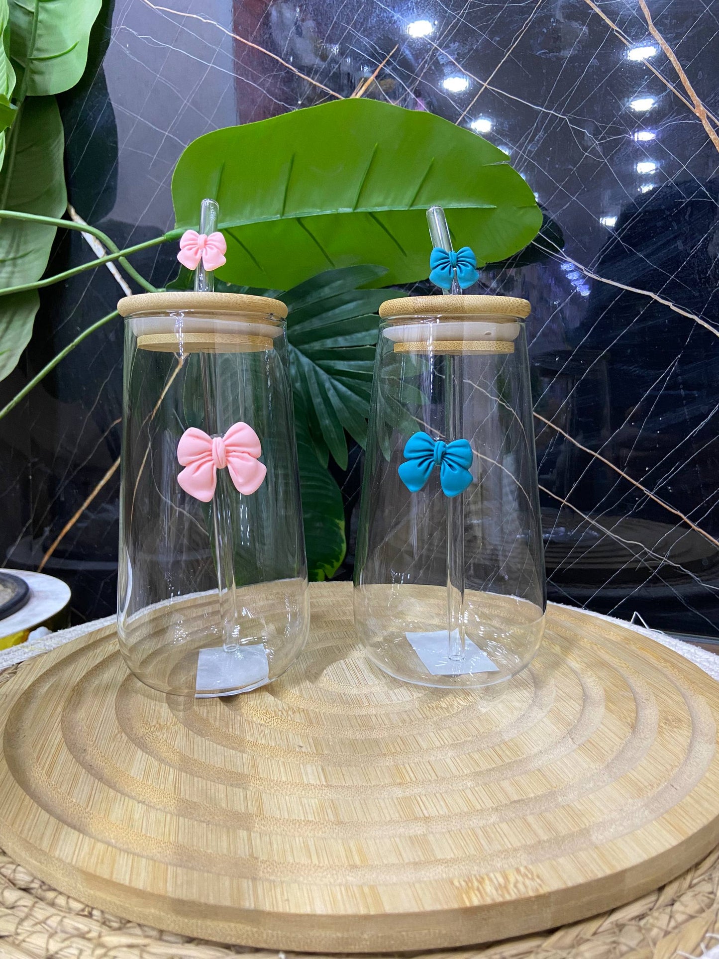 مج آيس كوفي زجاجي - تصميم فيونكة بغطاء خشب وقشة زجاجية