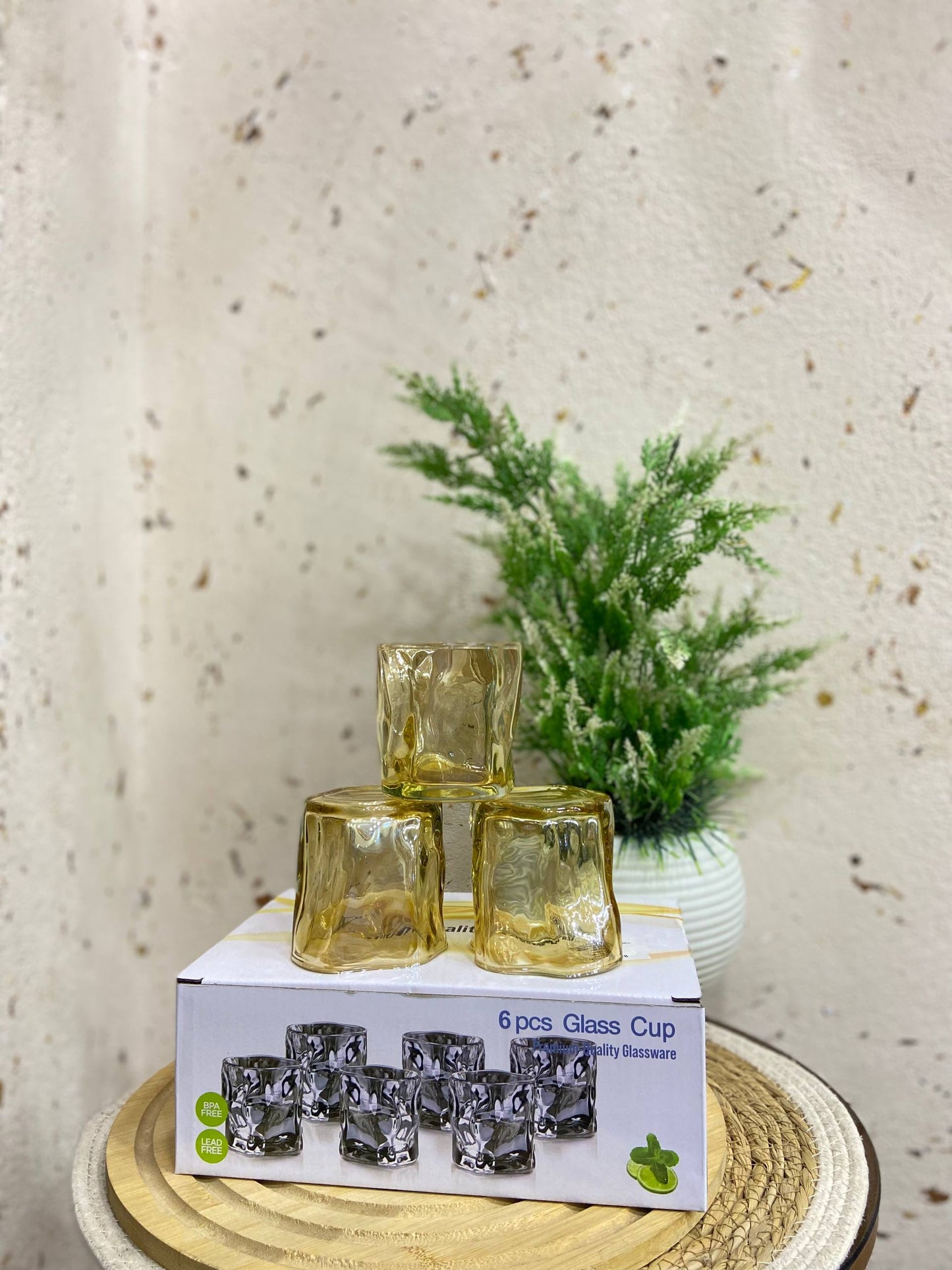 طقم أكواب زجاجية - تصميم مربّع مضلع باللون العسلي