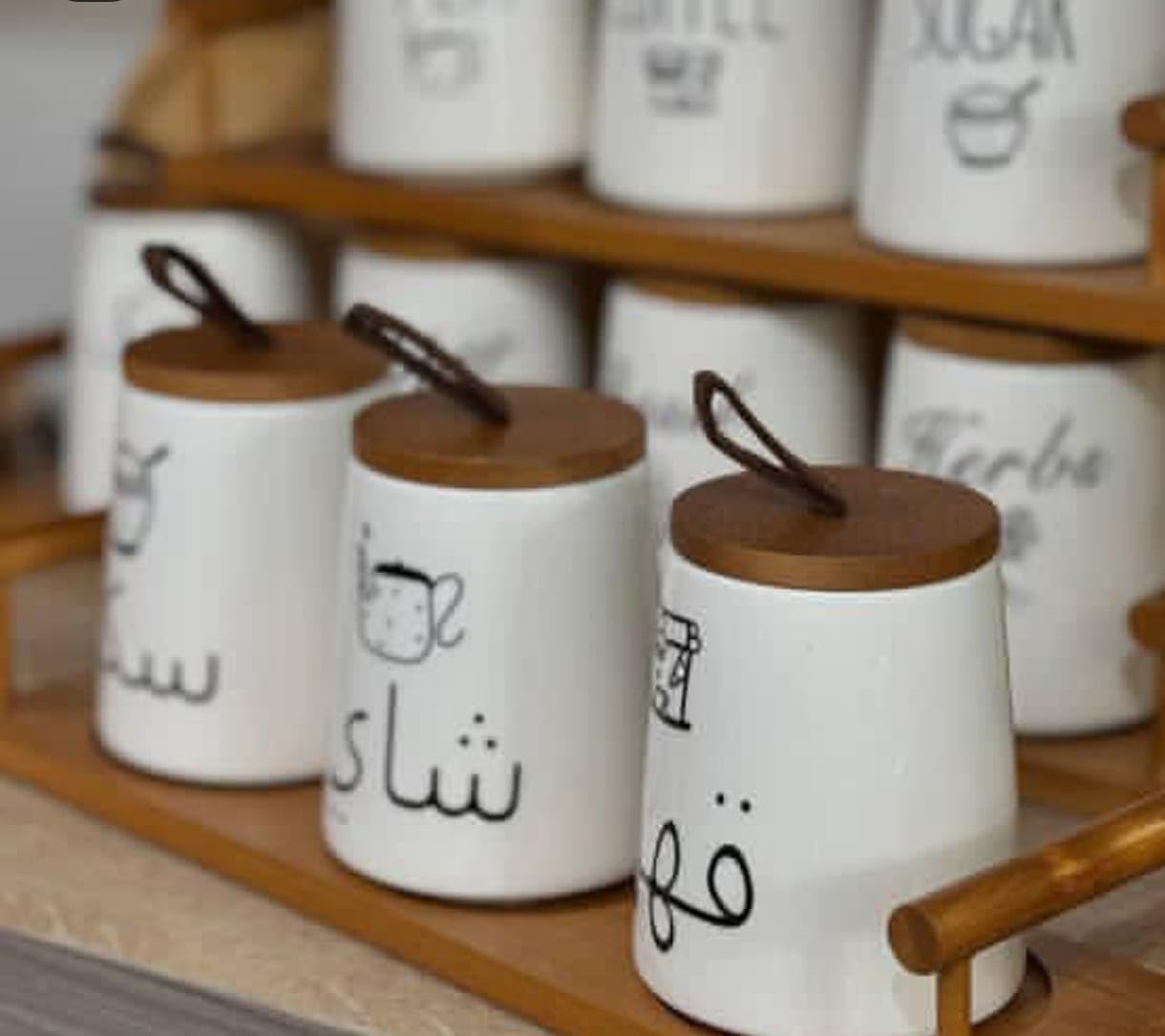 طقم خزين بورسلين 3 قطع بحامل خشب – لمسة شياكة ونظام لركن القهوة ومطبخك