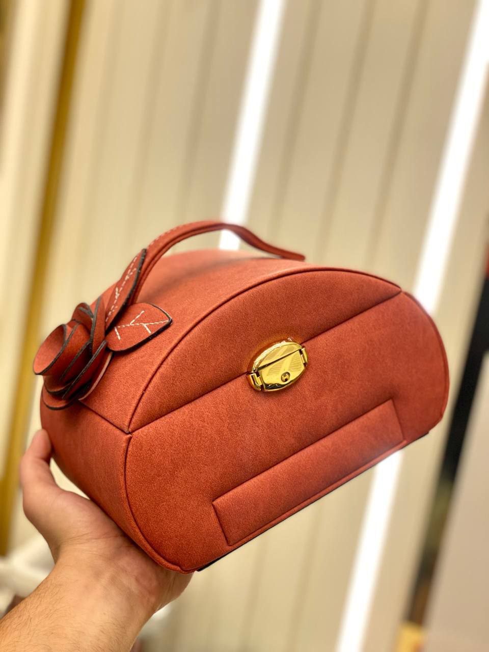 منظم مجوهرات واكسسوارات ملكي – حماية فائقة وتنظيم ذكي لمقتنياتك الغالية