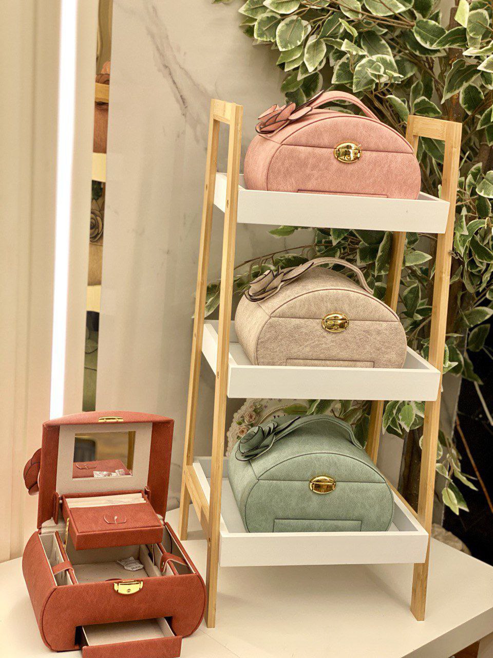 منظم مجوهرات واكسسوارات ملكي – حماية فائقة وتنظيم ذكي لمقتنياتك الغالية