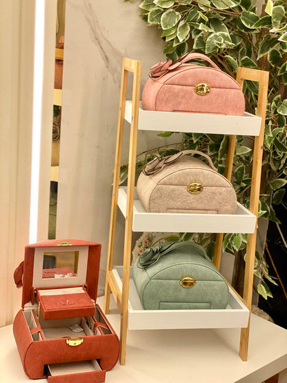 منظم مجوهرات واكسسوارات ملكي – حماية فائقة وتنظيم ذكي لمقتنياتك الغالية