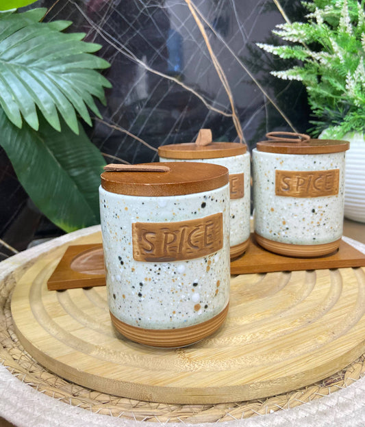 طقم توابل بورسلين - 3 قطع مع قاعدة خشبية (نقشة ريفية)