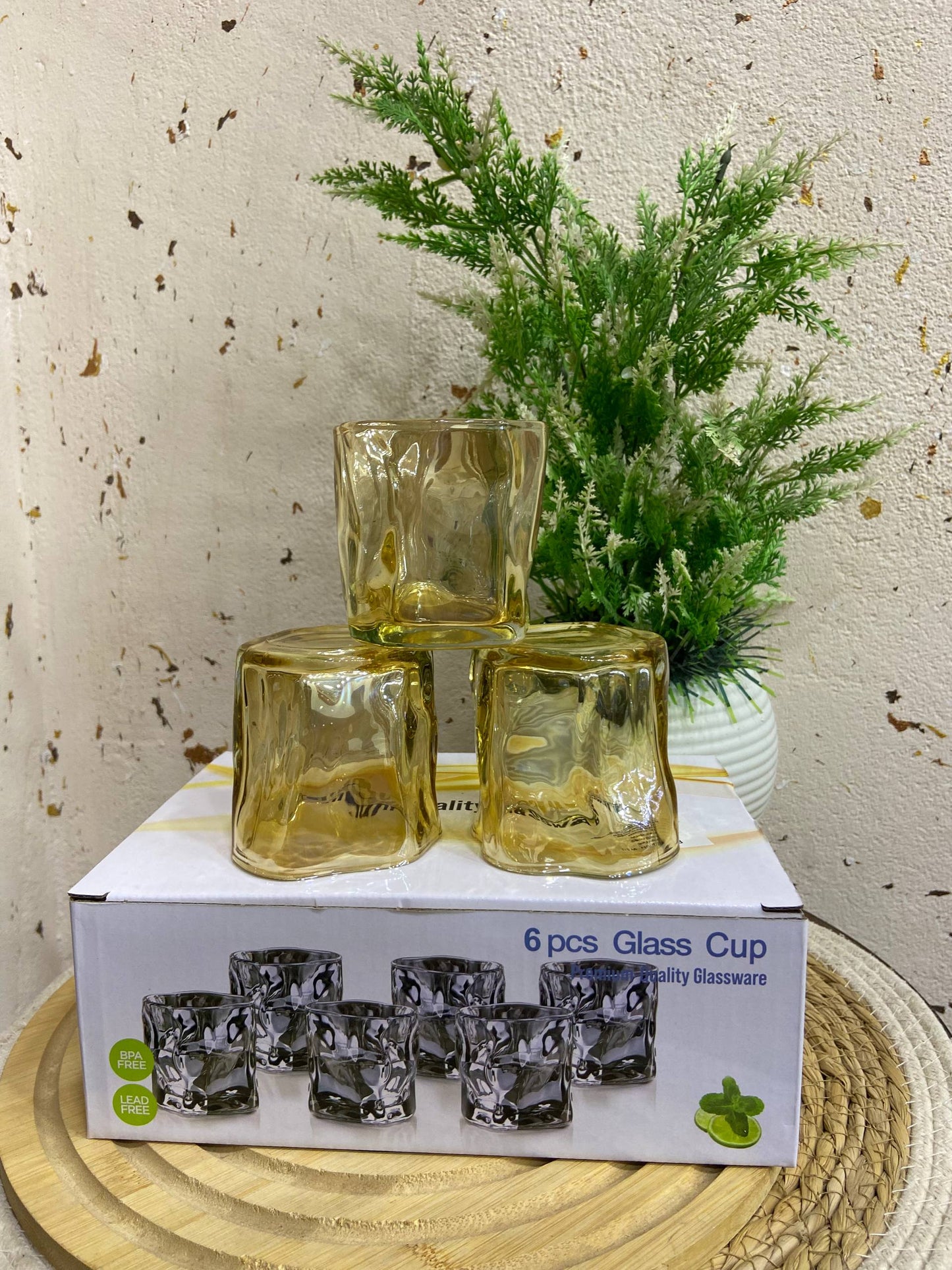 طقم أكواب زجاجية - تصميم مربّع مضلع باللون العسلي