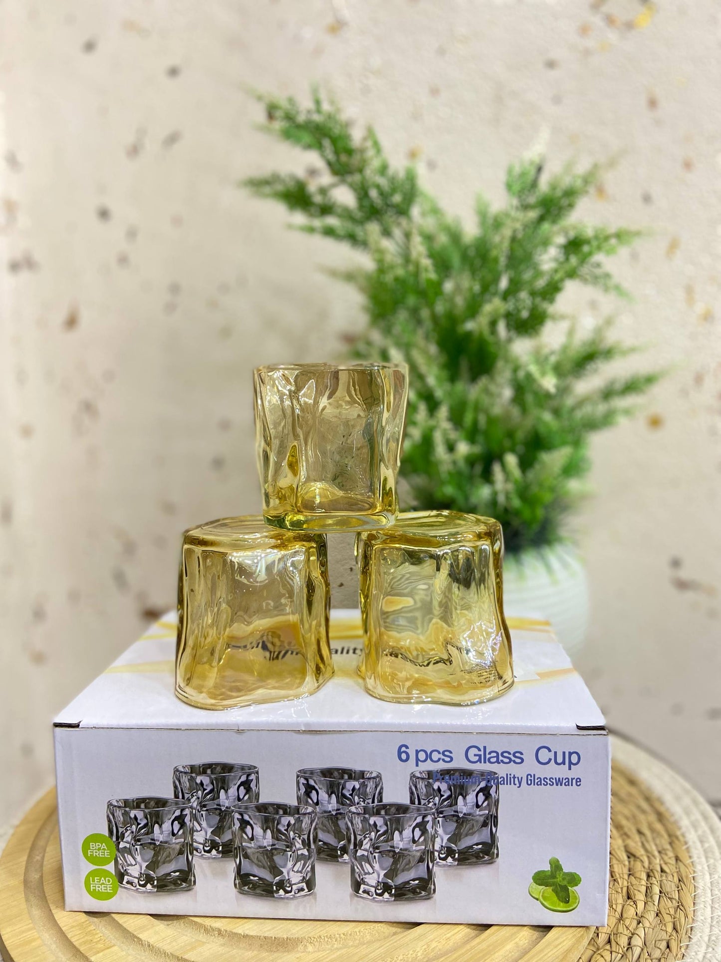 طقم أكواب زجاجية - تصميم مربّع مضلع باللون العسلي